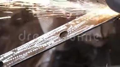 角磨机喷嘴旧金属工人使用角磨机切割旧金属